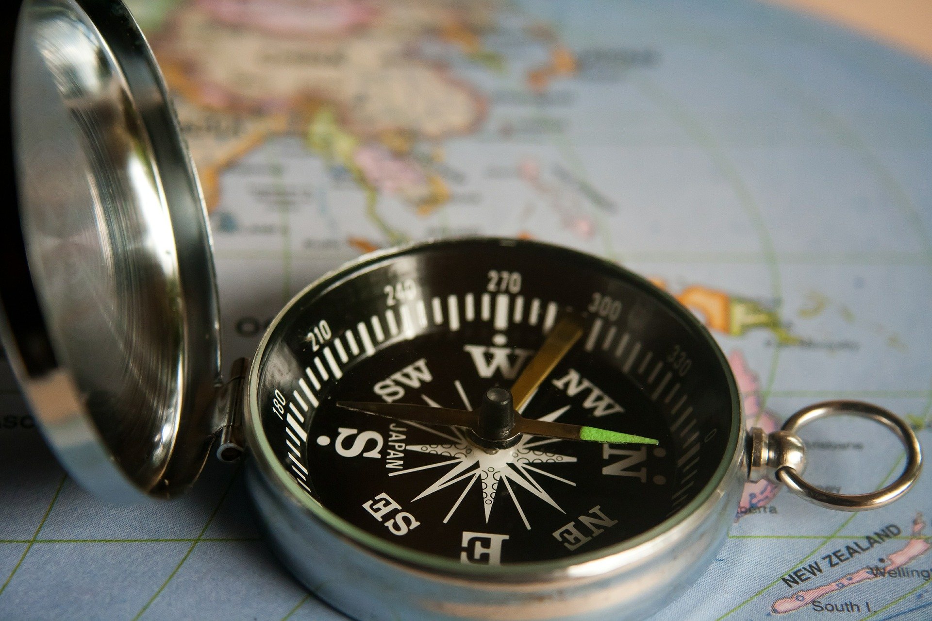 Foto eines Kompass auf einer Weltkarte